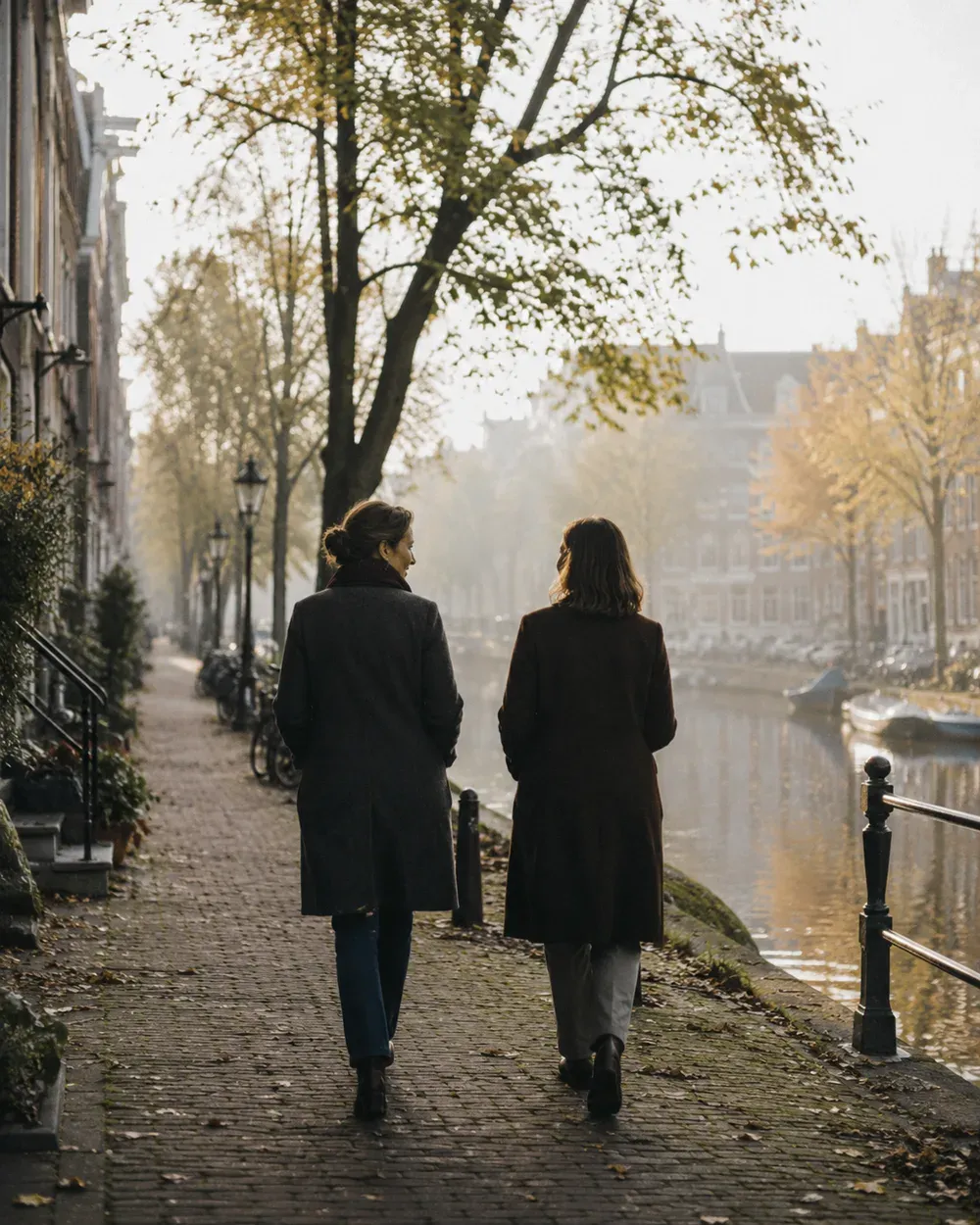 Wandelend gesprek langs een gracht in ochtendlicht