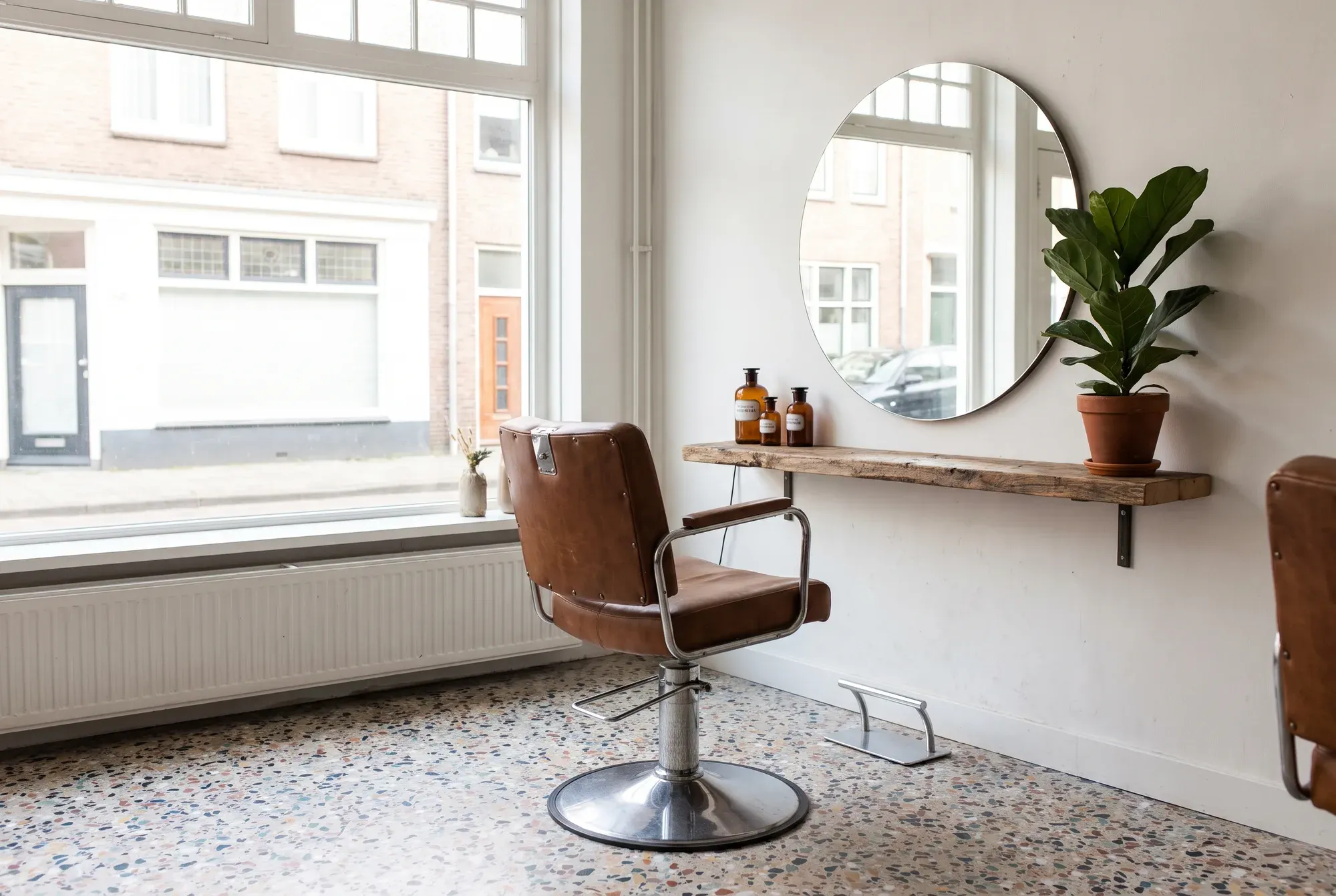 De salon in de ochtend, één stoel voor de spiegel