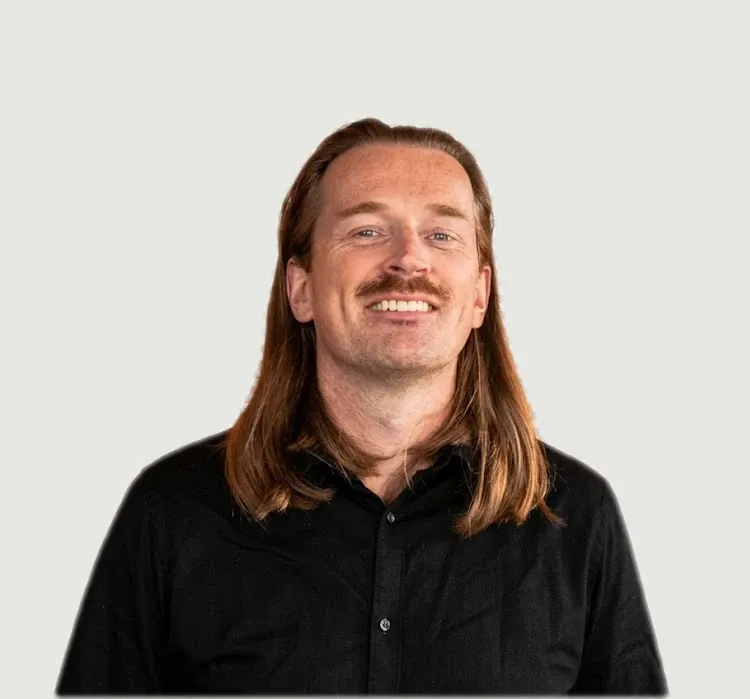 Robbie Klein Heerenbrink, lachend in een zwart overhemd