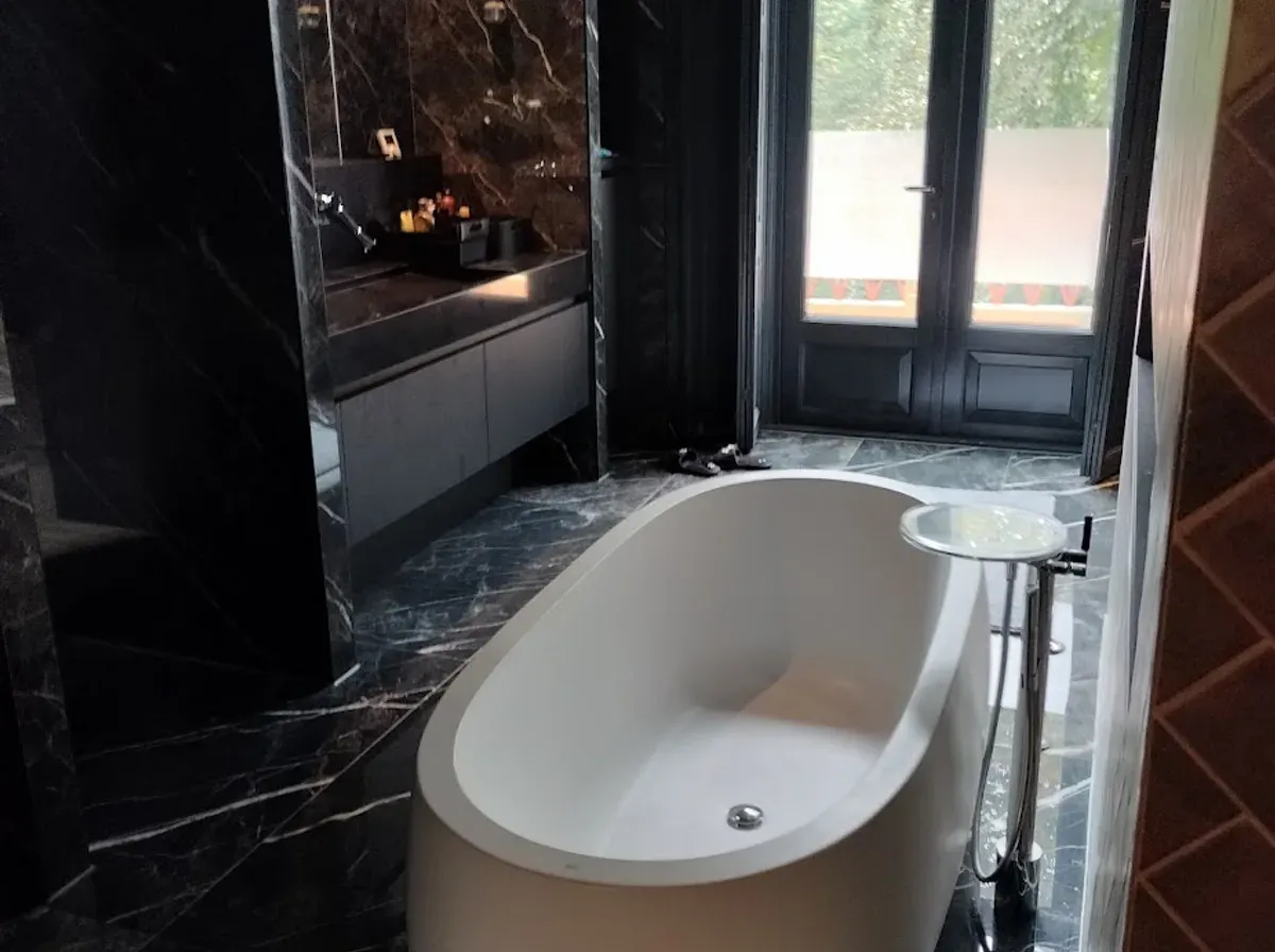 Opgeleverde badkamer met vrijstaand bad voor het raam