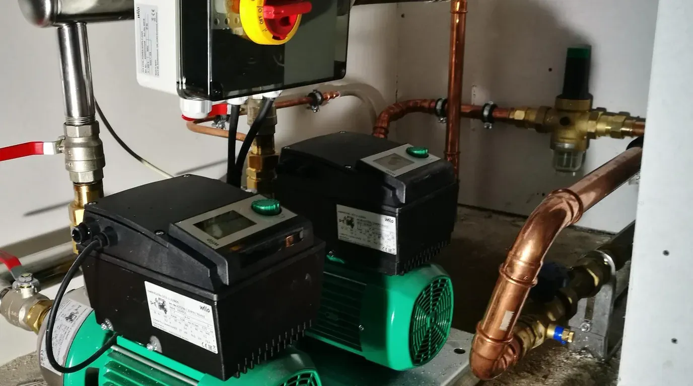 Koperen leidingwerk met pompinstallatie, netjes gemonteerd